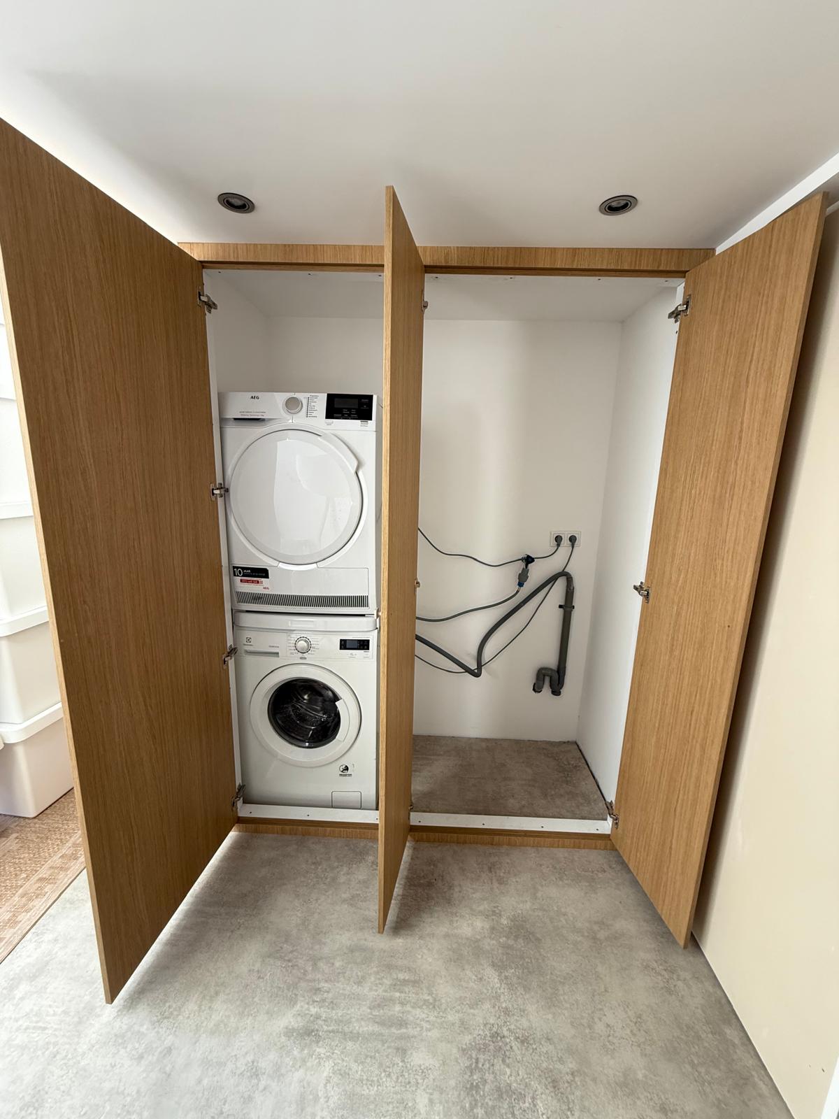 Open wasmachinekast in lichte houtkleur met zichtbare wasmachine