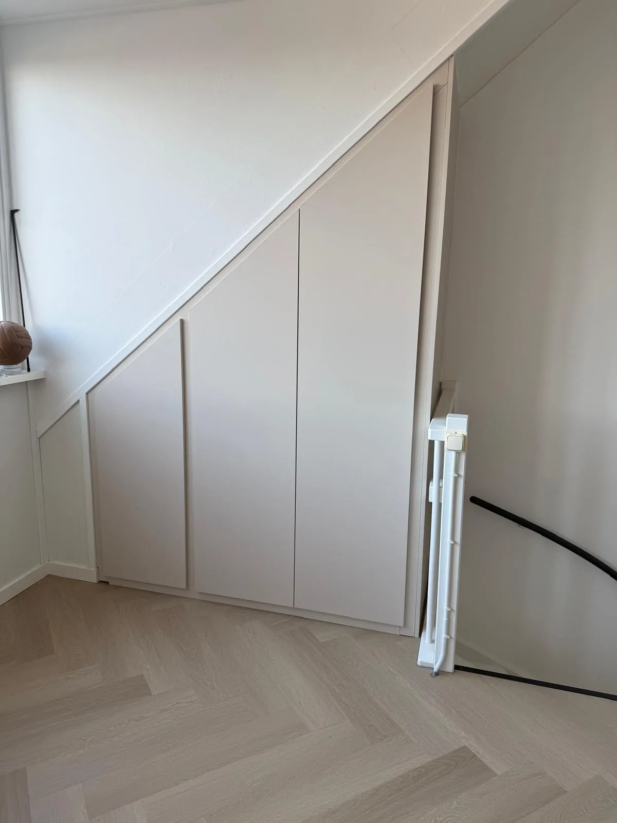 Schuine kast in beige kleur