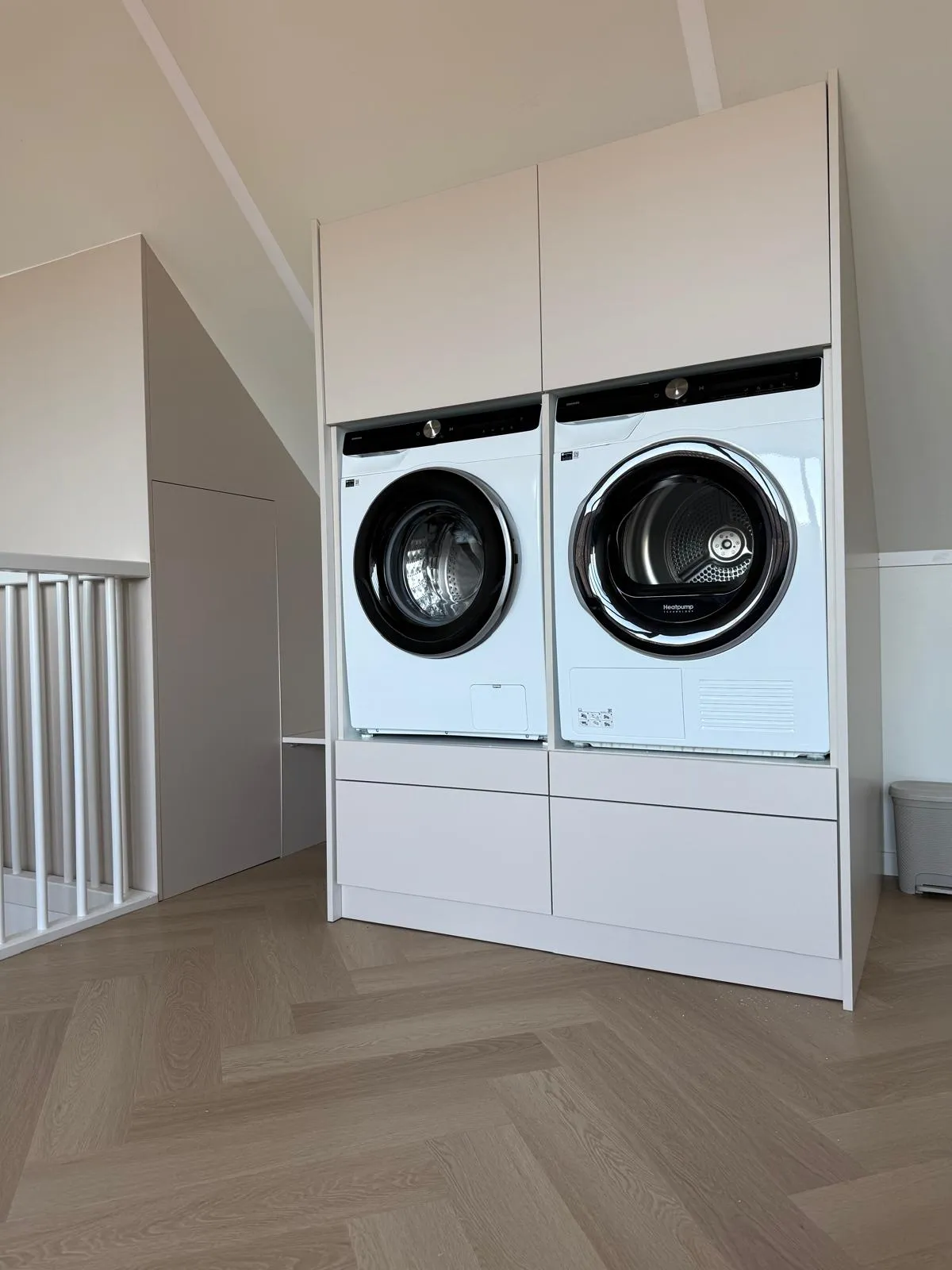 Beige wasmachinekasten met deuren