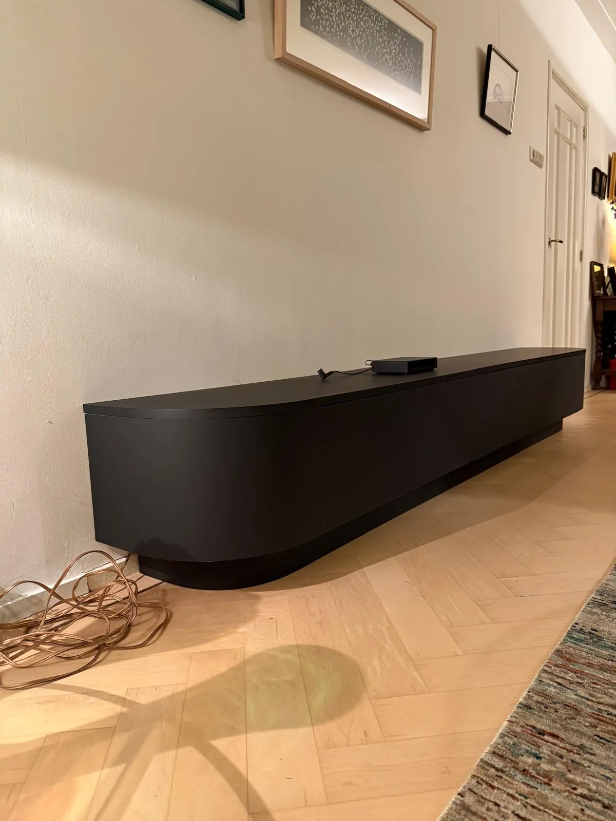 Zwart tv-meubel op maat, laag model met strakke afwerking