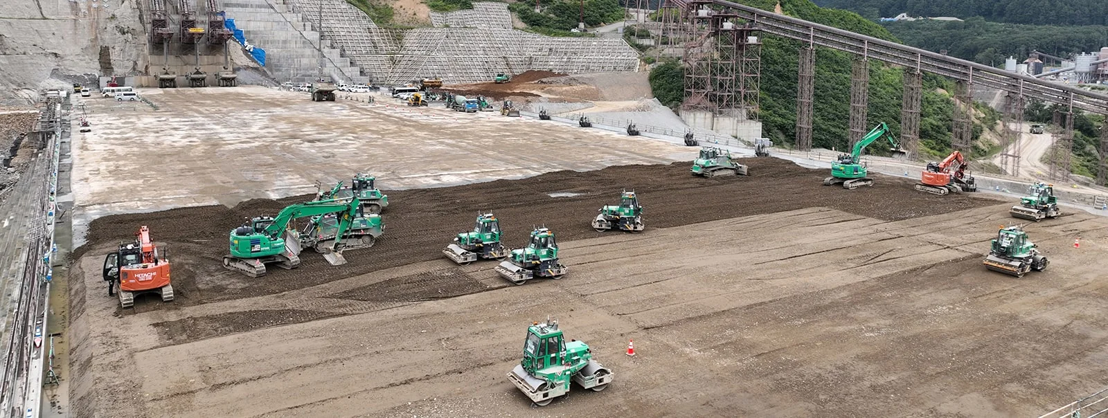 Excavators and rollers on the Kajima canal site