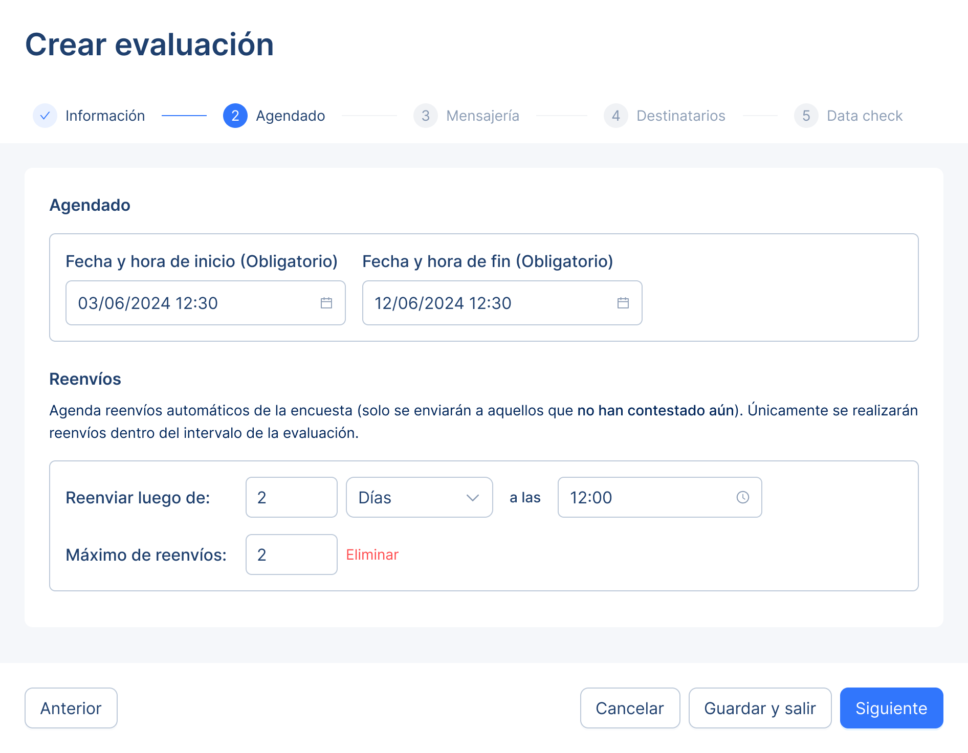Mockup del sistema de Helios CX que muestra el envío automático de encuestas y la programación de recordatorios inteligentes.
