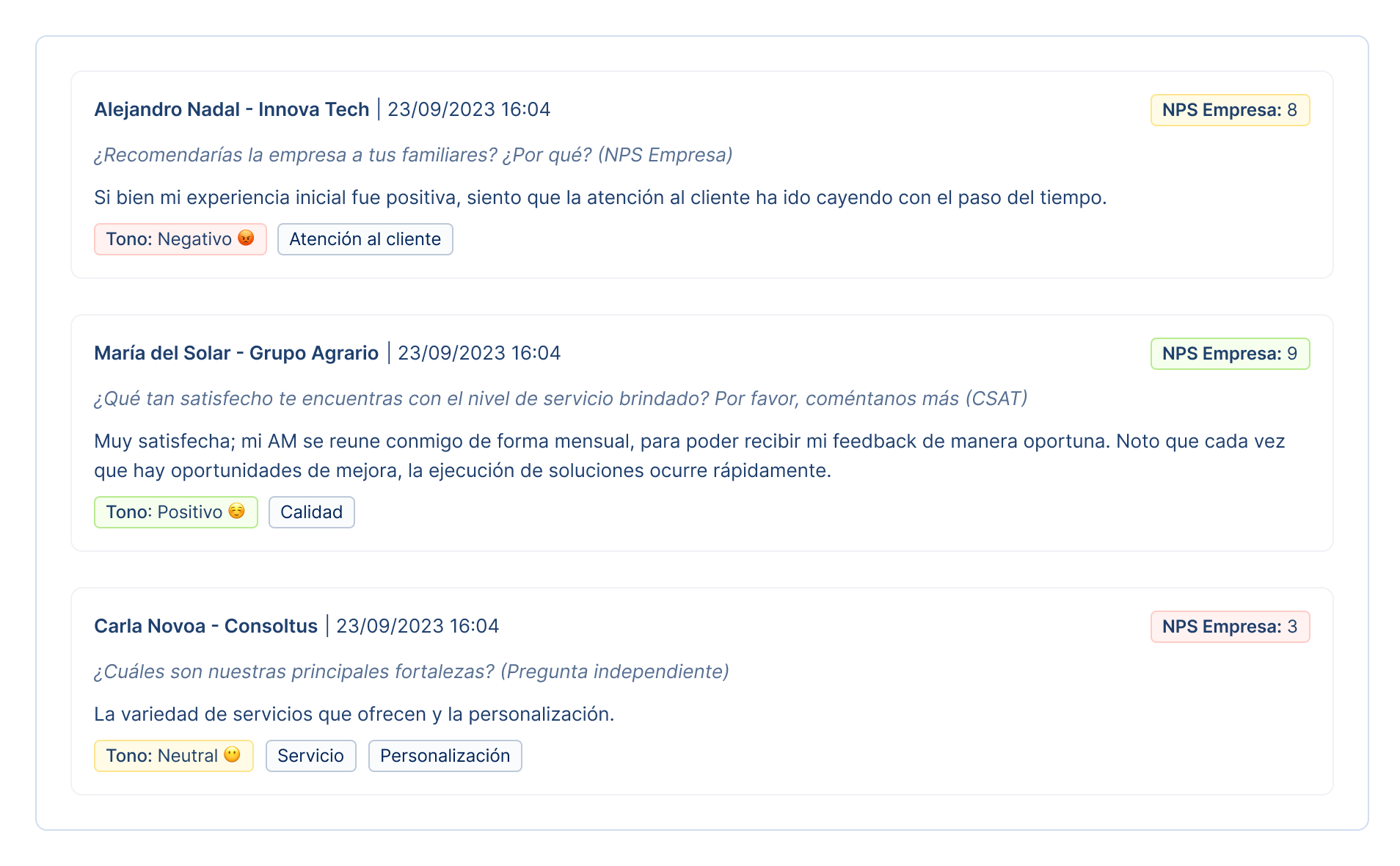 Mockup de comentarios abiertos de clientes en Helios CX con análisis de sentimiento incorporado.