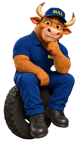 mascota bull sentada sobre neumático