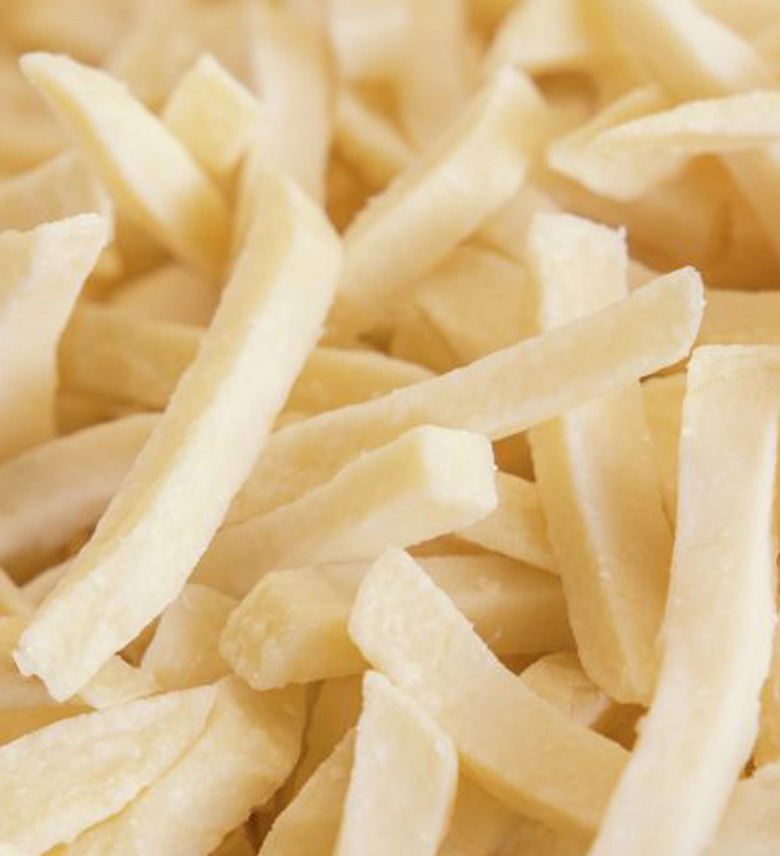 Nahaufnahme von ungekochten, tiefgefrorenen Pommes Frites.