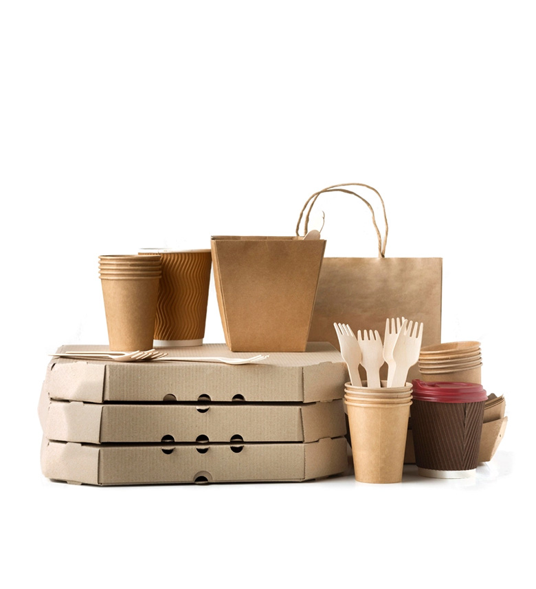 Drei gestapelte Pizzakartons, mehrere Papierbecher, ein Papiertütenbeutel, ein Pappbehälter und Holzbesteck auf weißem Hintergrund.