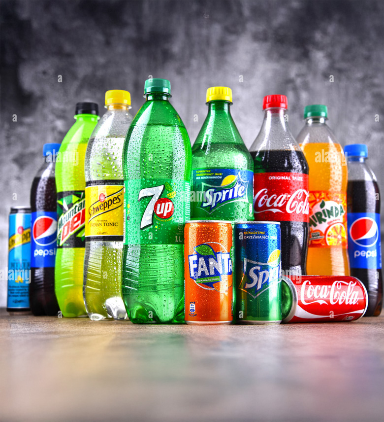 Verschiedene kohlensäurehaltige Erfrischungsgetränke, darunter 7up, Sprite, Coca-Cola, Fanta, Pepsi, Schweppes und Mirinda, aufgestellt vor grauem Hintergrund.