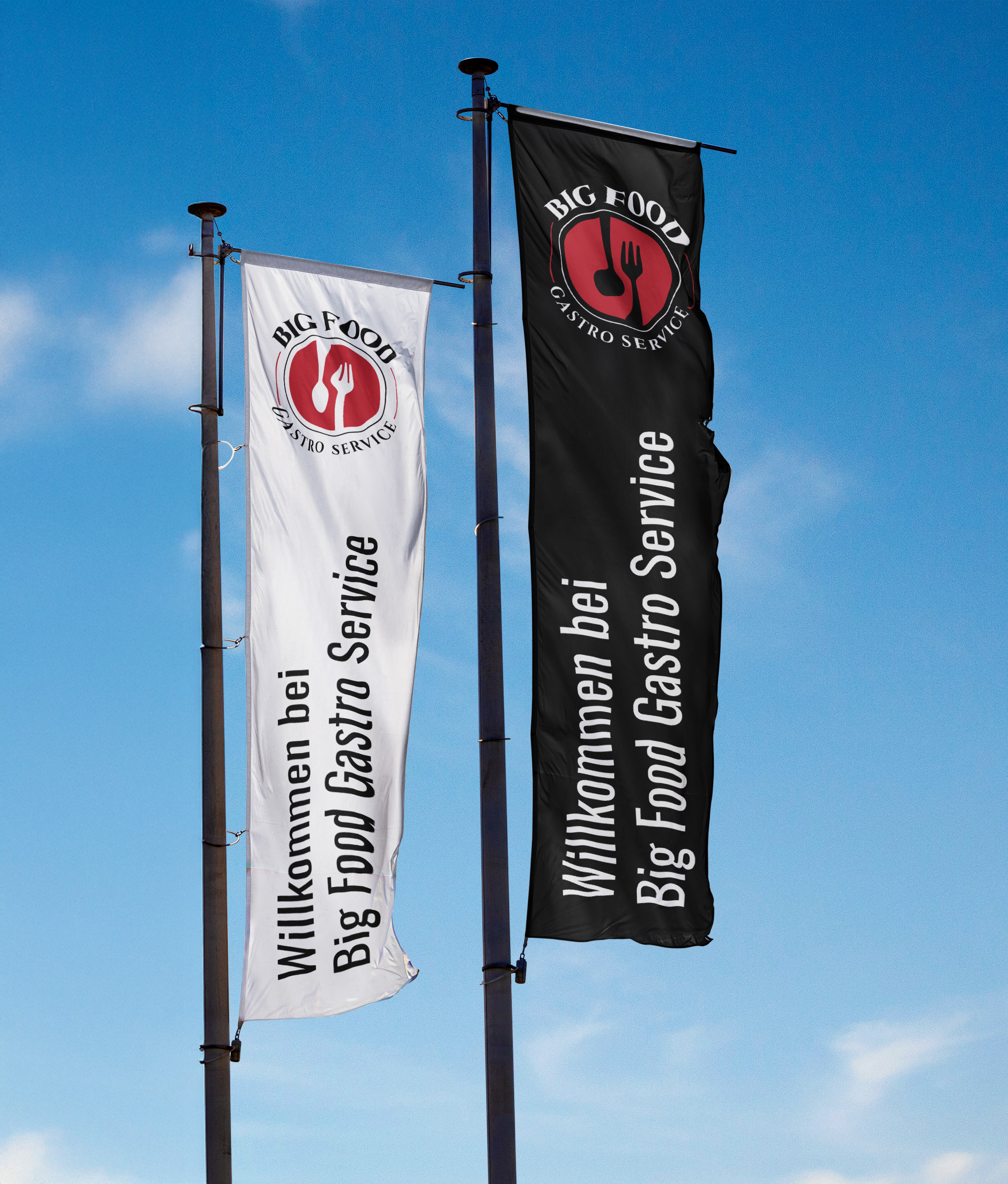 Zwei wehende Fahnen mit dem Logo und Schriftzug von Big Food Gastro Service vor blauem Himmel.