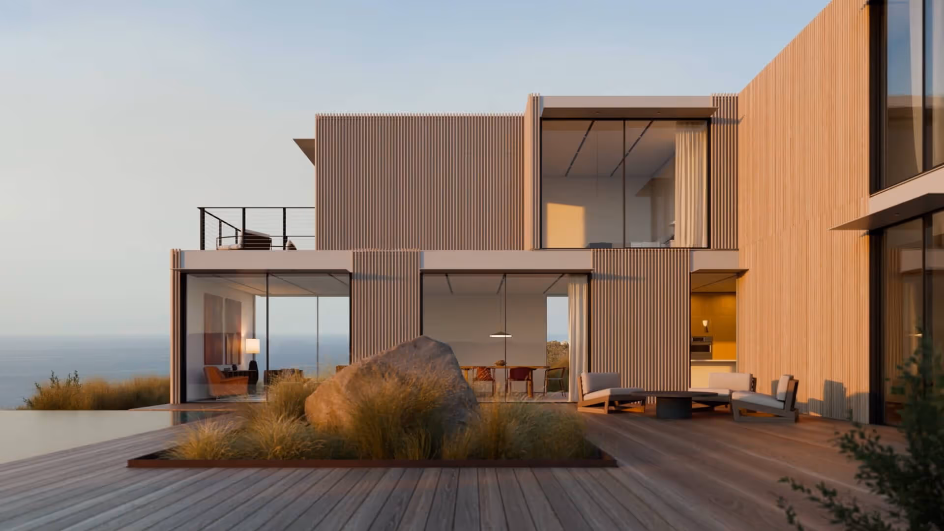 Casa moderna de dois andares com grandes janelas de vidro, deck de madeira e um jardim com pedra e plantas.