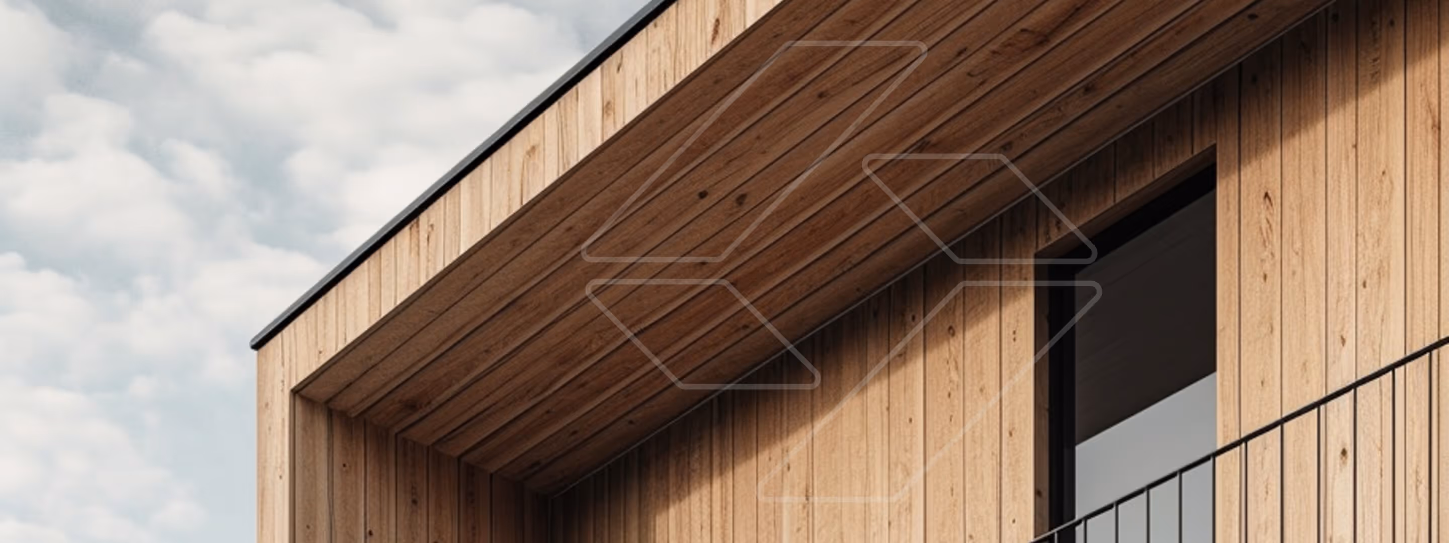 Detalhe da fachada de madeira clara de uma construção moderna com uma janela escura refletindo o céu.