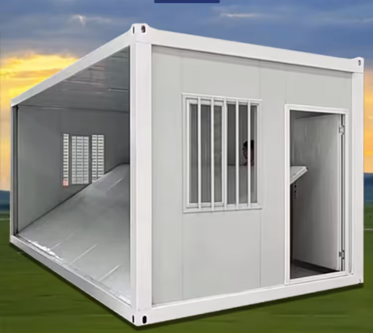 Container branco modificado com janela gradeada e porta aberta, com interior parcialmente visível.