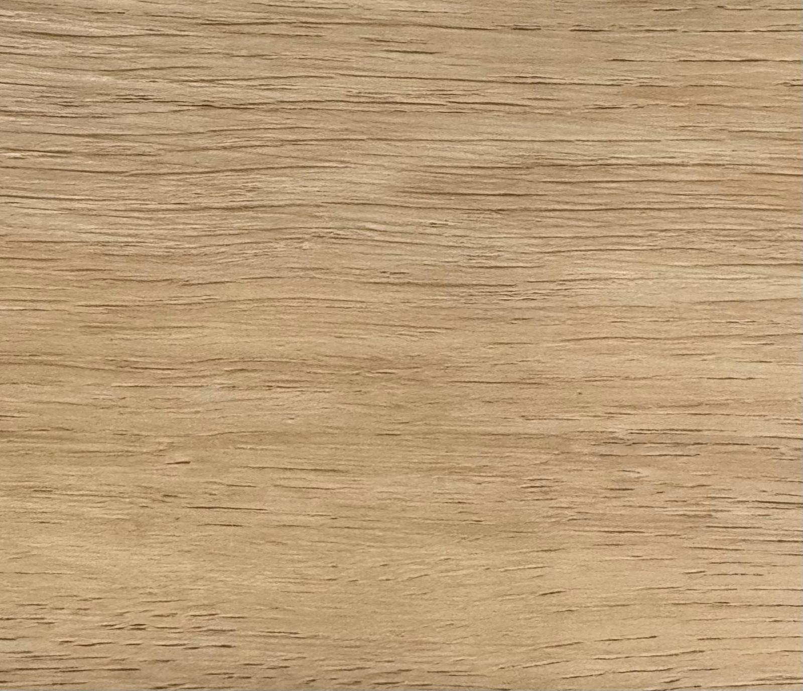 Estrutura modular cinza e branca instalada sobre grama artificial, com uma porta e uma janela visíveis.