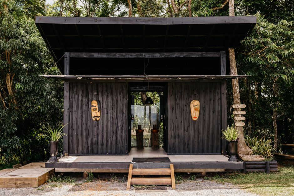 A unique black cabin in the lush forest of Santa Teresa, Espírito Santo.