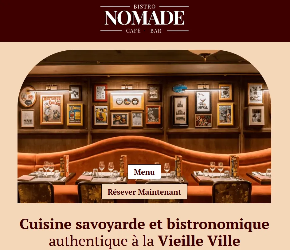 Photo d'un model de site créé par couvert+. De couleur noir et rouge. Montrant une grosse photo salle à manger confortable de style bistrot avec banquettes incurvées orange et tables dressées avec des verres à vin et des menus, décorée d'affiches encadrées sur des murs en bois.
