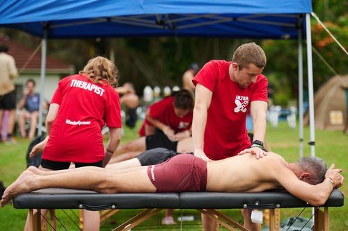 Osteopath treating patient in Ringwood – Summit Osteo and Performance