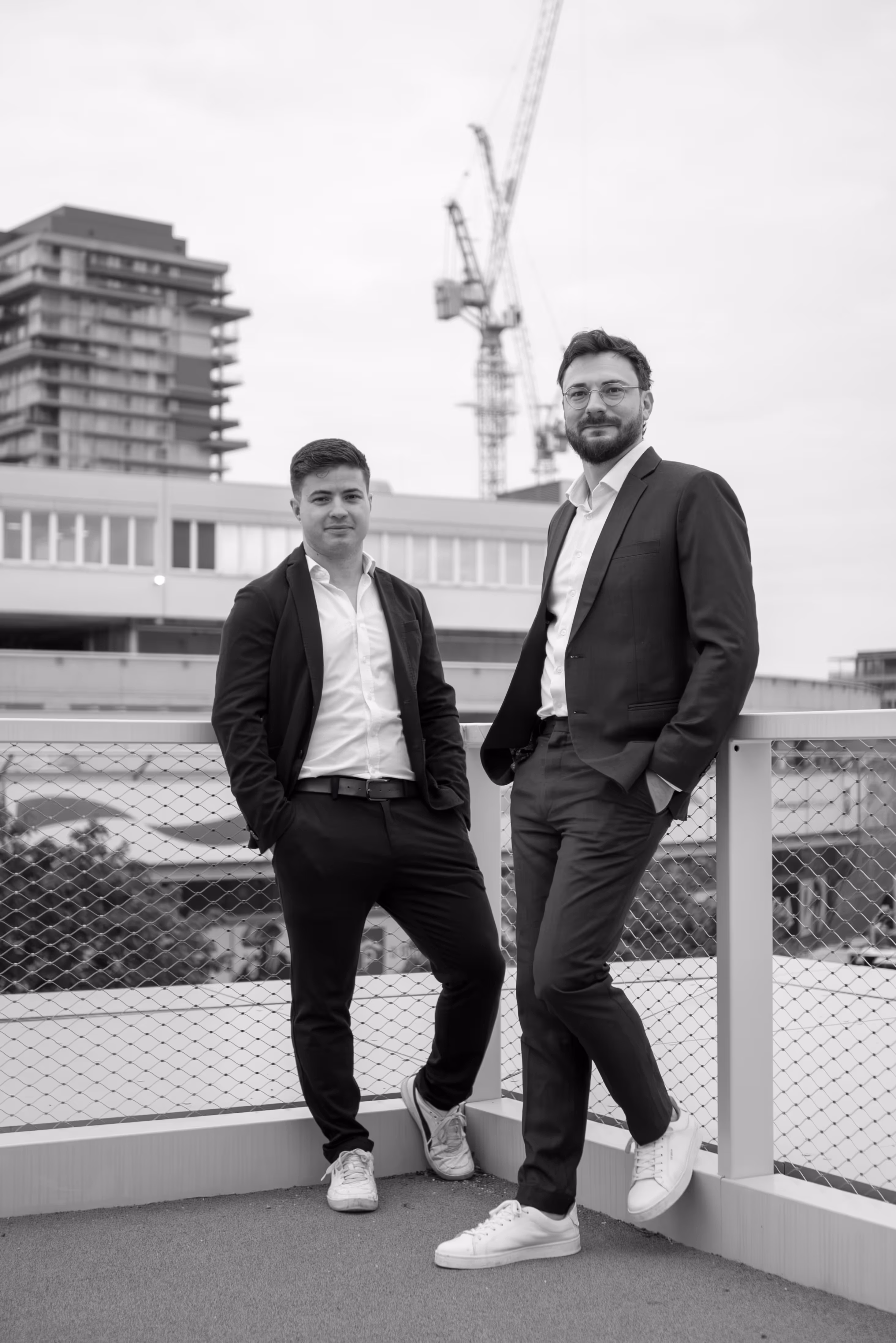 Schwarz/Weiß Portraitbild von Arch. Dipl.-Ing. Mario Reischer und Arch. Dipl.-Ing. Daniel Kernegger