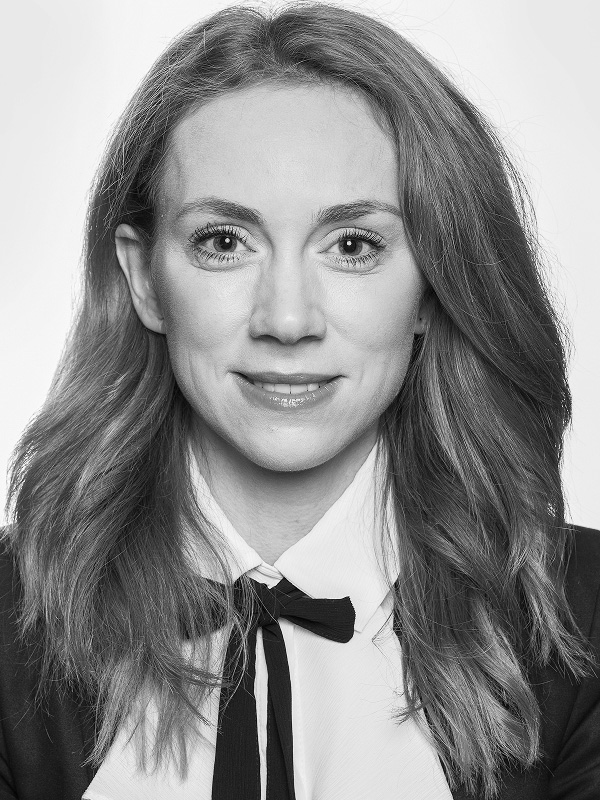 Porträtt av Sara Persson, mäklare.