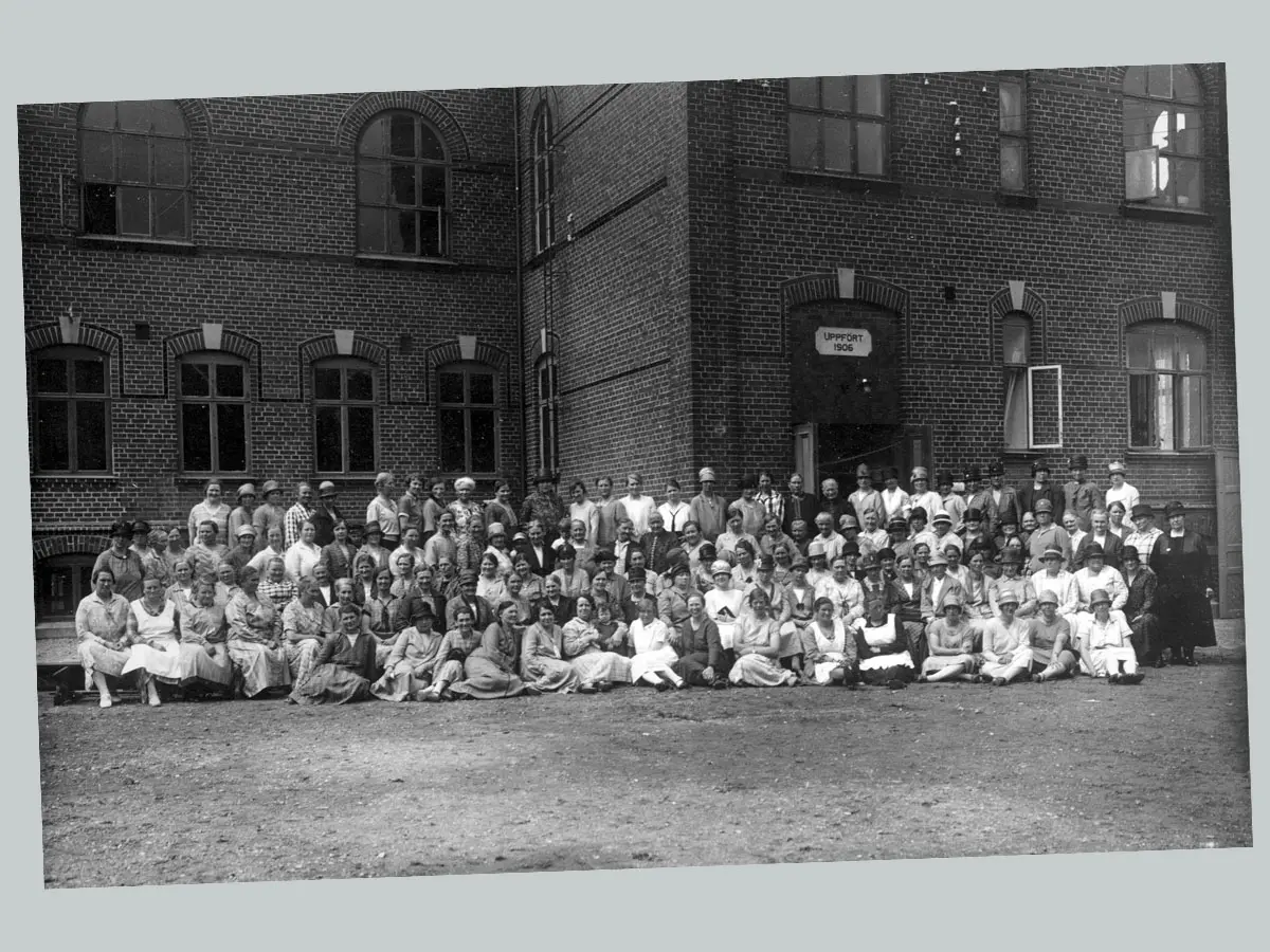 Gruppfoto av arbetare utanför Zobers kappfabrik i Limhamn.