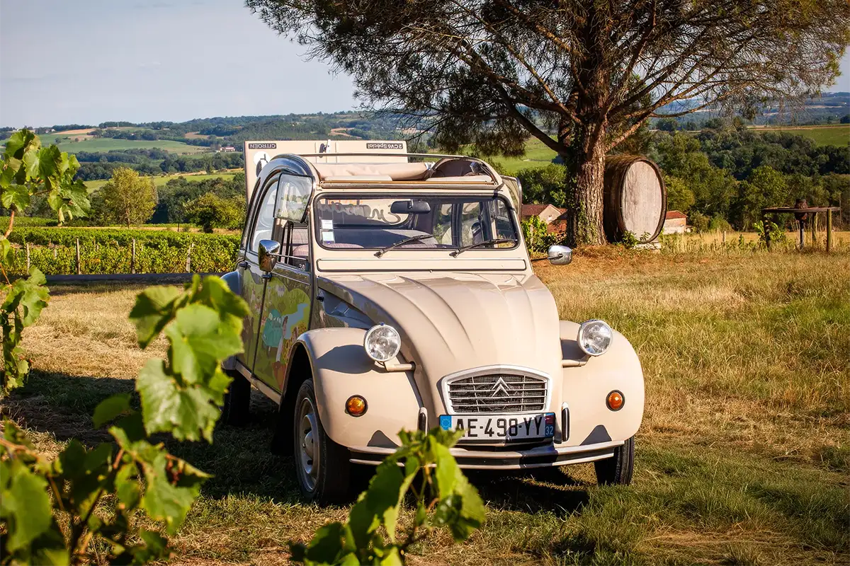 Voiture 2CV vintage pour balade sur la route des crêtes, La Ciotat Provence