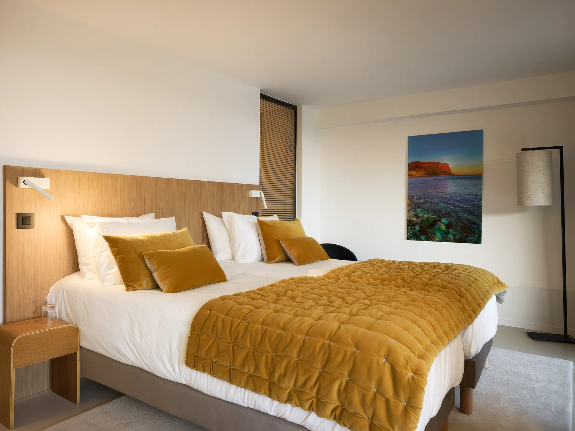 Chambre n°5 - détail literie et décoration luxueux - Villa L'Île Verte La Ciotat