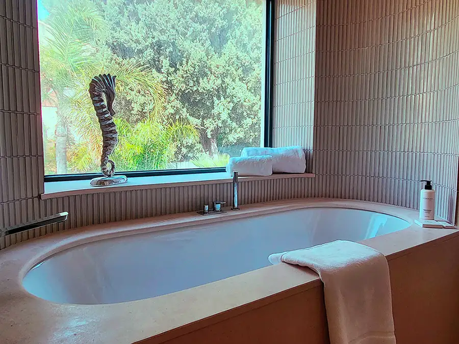 Salle de bain moderne chambre 6 avec douche ouverte, robinetterie haut de gamme et ambiance spa dans une villa de luxe