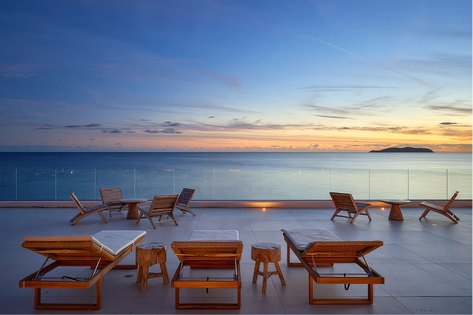 Solarium avec transats et vue mer coucher de soleil - Villa L'Île Verte La Ciotat