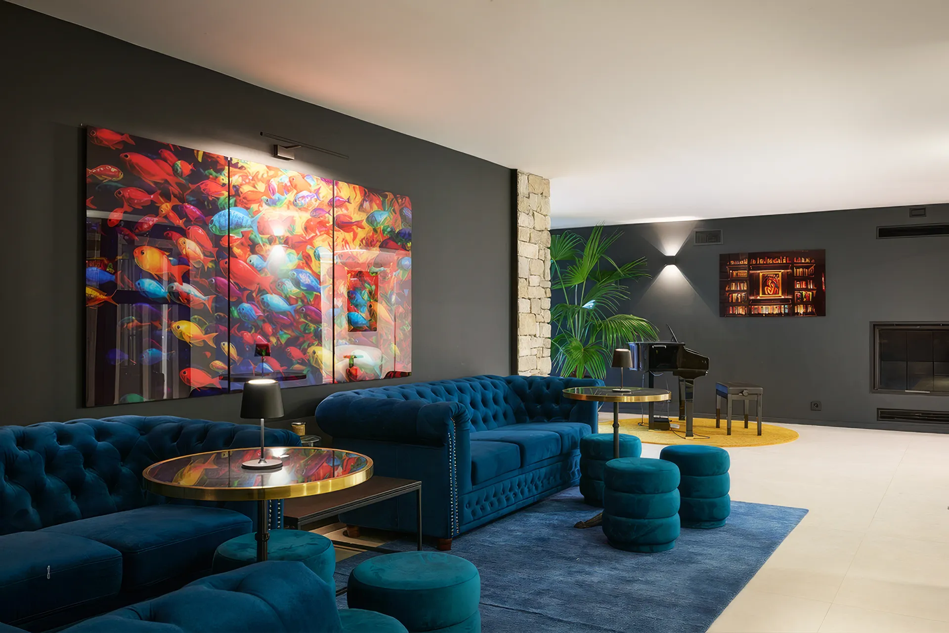 Salon luxe canapés bleus et art moderne - Villa L'Île Verte, La Ciotat