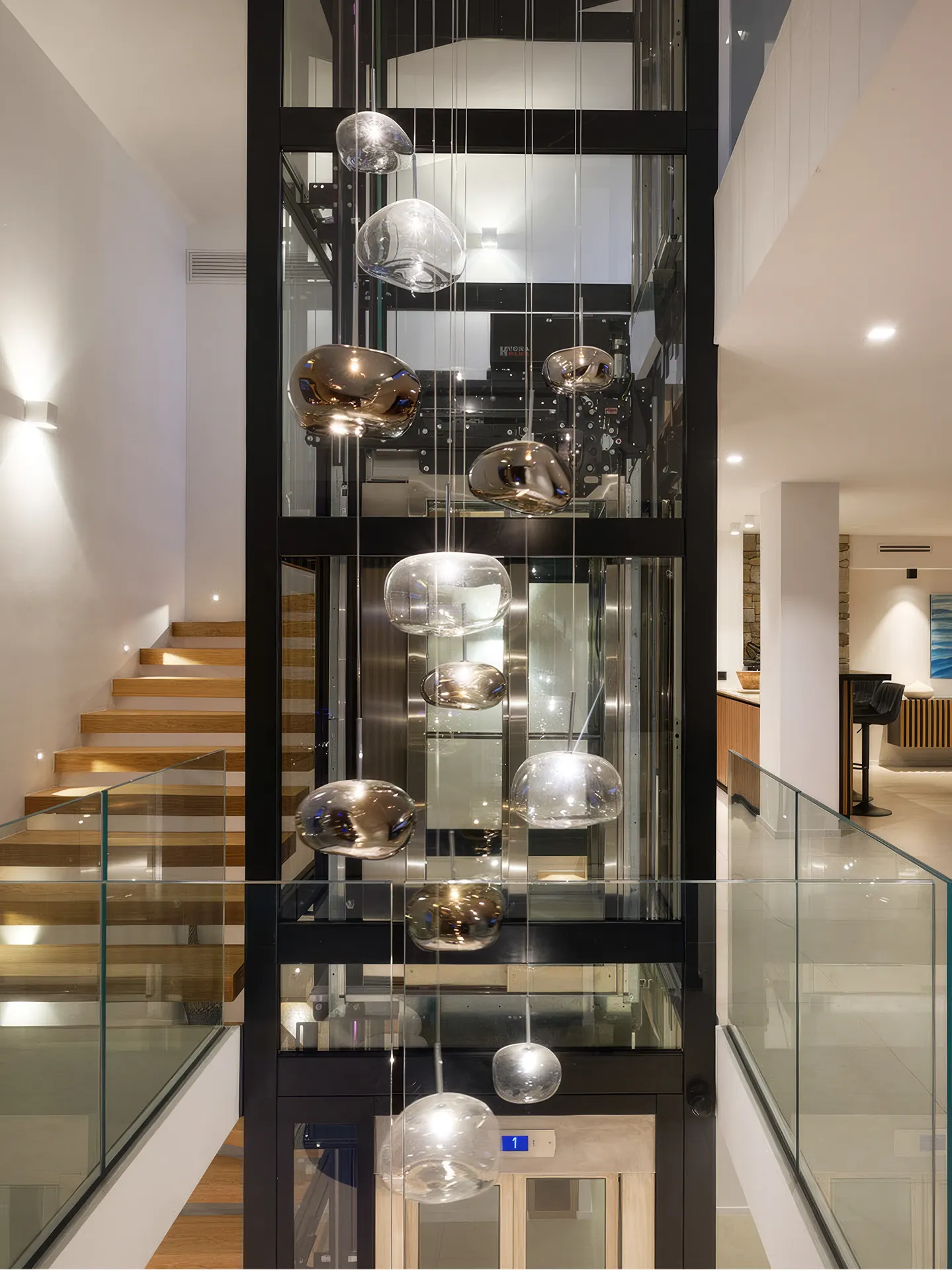 Ascenseur vitré panoramique avec luminaires design - Villa L'Île Verte La Ciotat