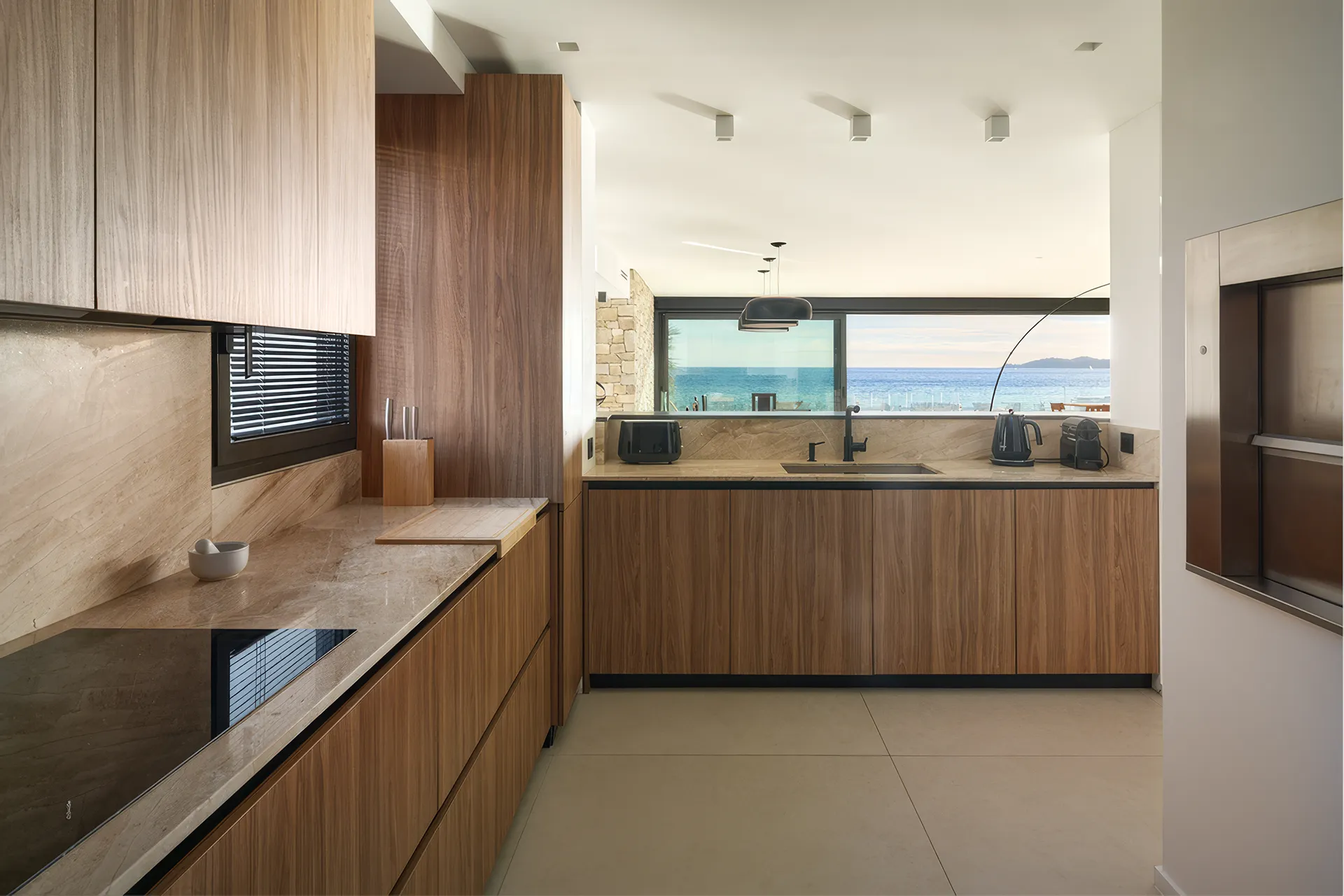 Cuisine avec vue mer, design contemporain - Villa L'Île Verte, La Ciotat