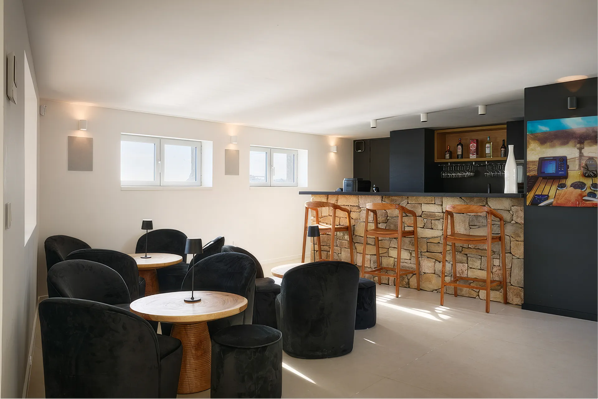 Sculpture bois et bar lounge intérieur de la Villa L'Île Verte, La Ciotat