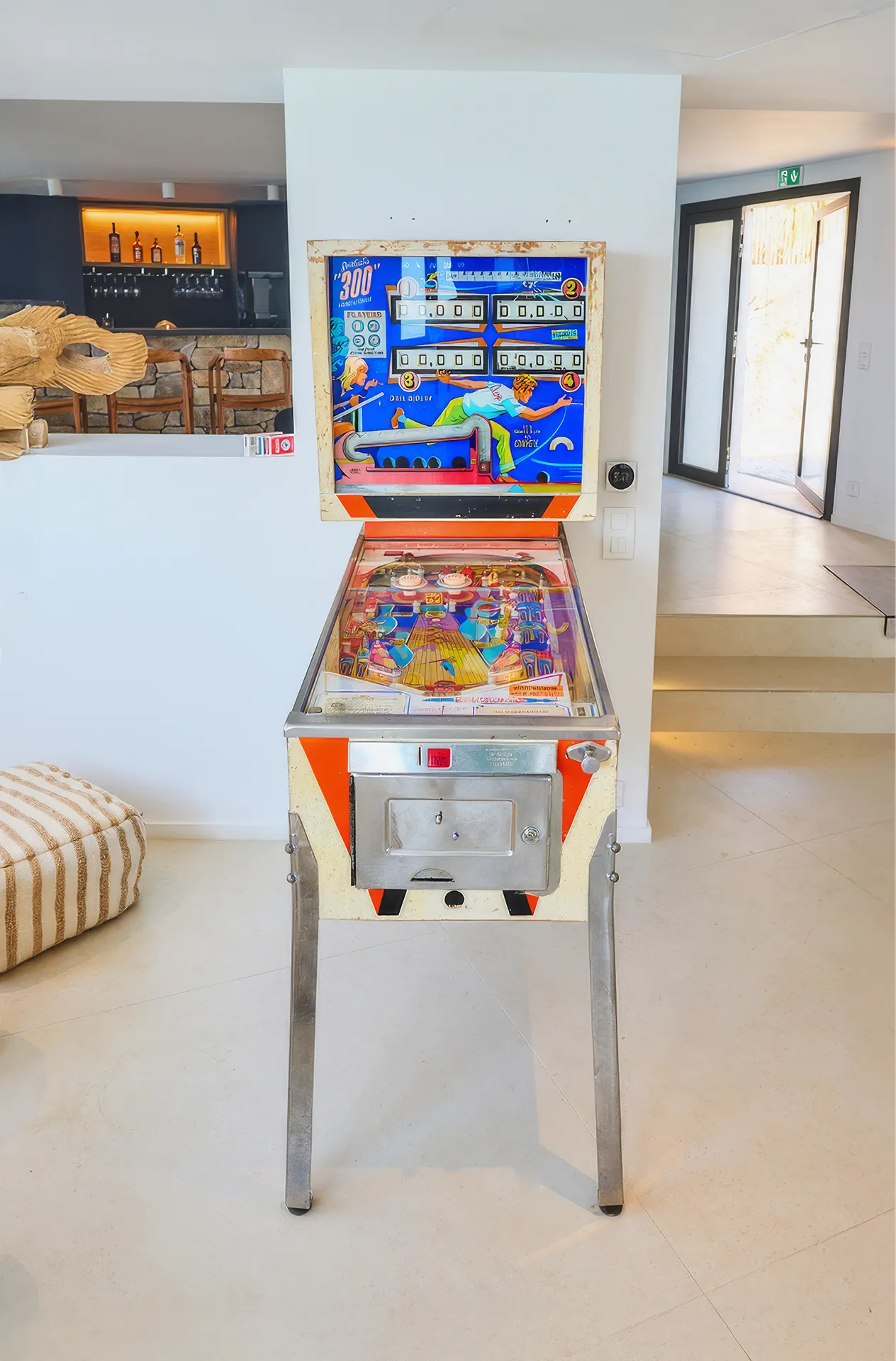 Flipper vintage dans la salle de loisirs de la Villa L'Île Verte, La Ciotat