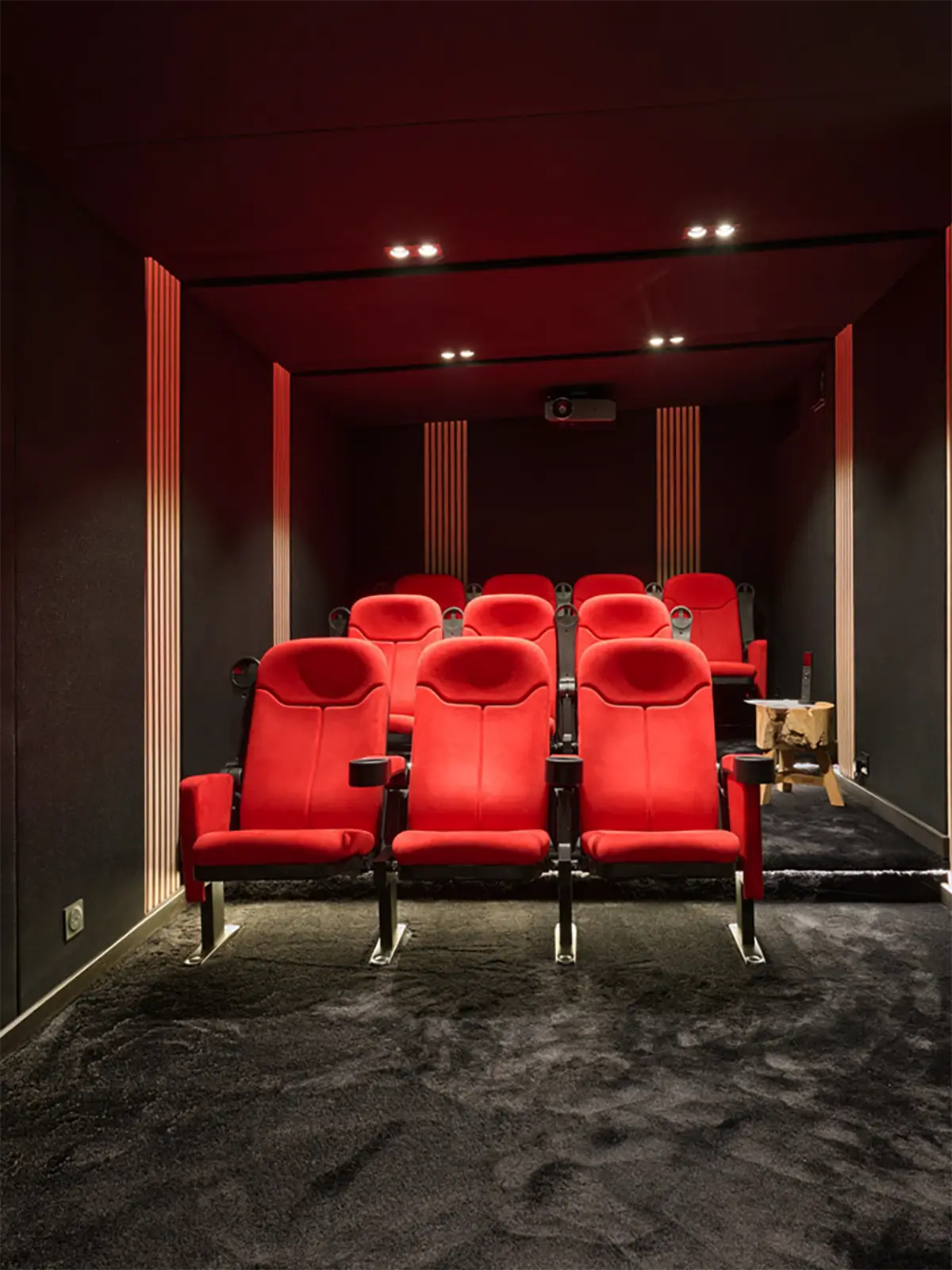 Salle de cinéma privée de la Villa L'Île Verte avec fauteuils rouges, La Ciotat