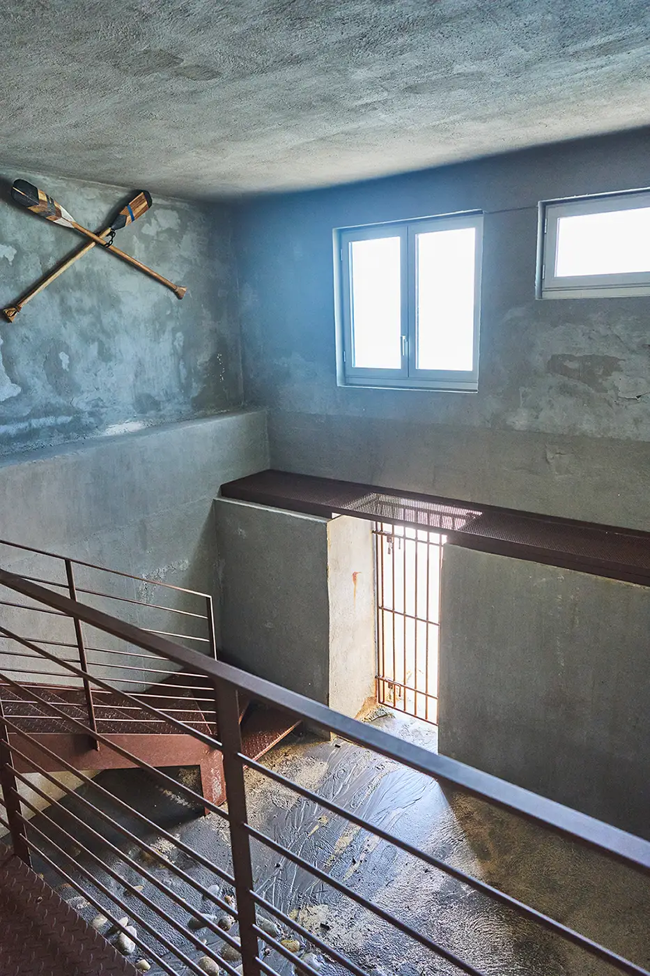 Escalier industriel design menant aux espaces de la Villa L'Île Verte, La Ciotat