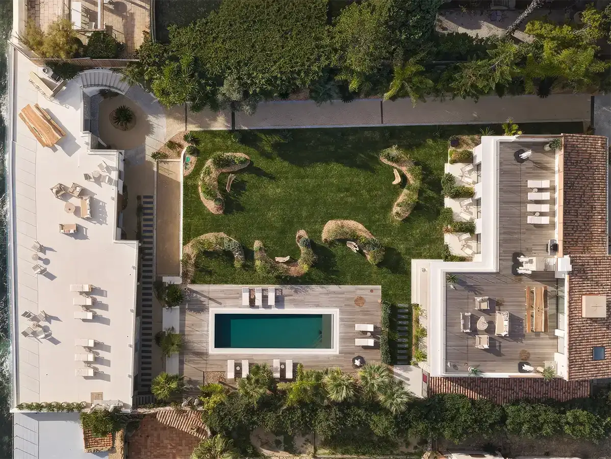 Vue aérienne de la villa l'île verte à la Ciotat. Piscine, terrasse aménagée et vue sur l'île verte.