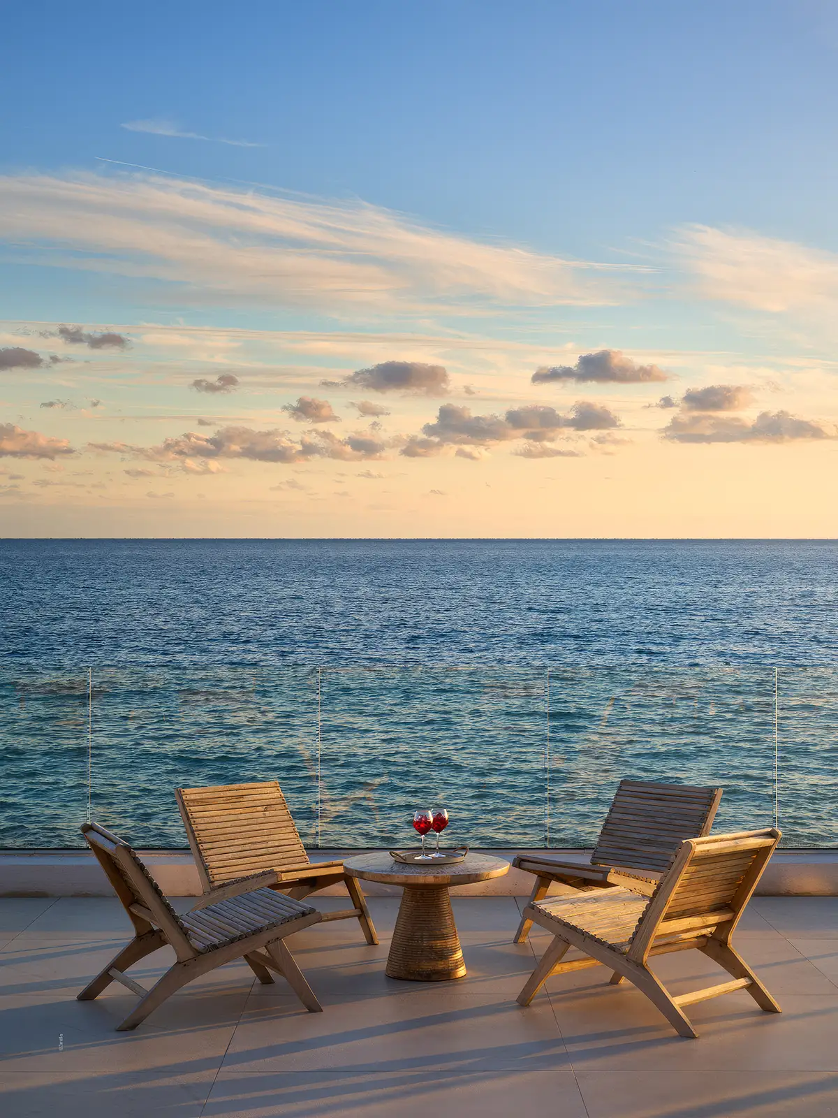 Espaces extérieurs de la Villa L'Île Verte - piscine et terrasses vue mer