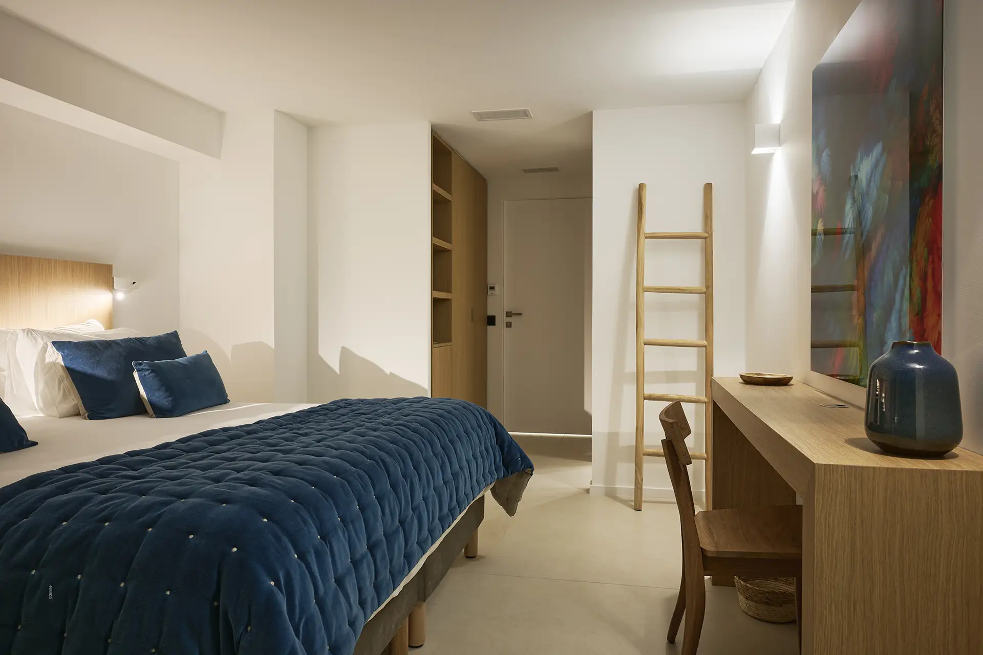 Salle de bain lumineuse chambre 3 avec grande douche vitrée et décoration minimaliste dans une villa de luxe en bord de mer