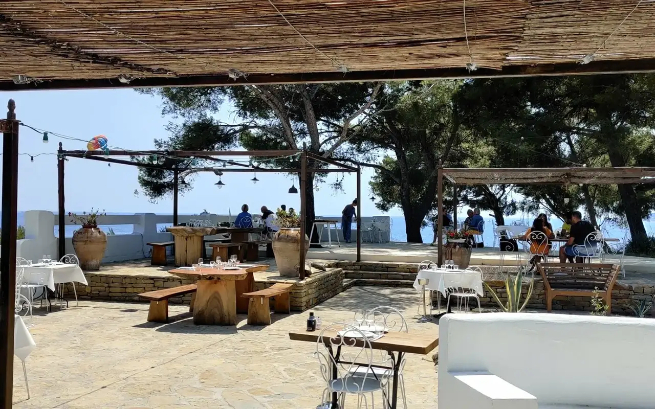 Vue terrasse restaurant La Ciotat avec vue mer Méditerranée
