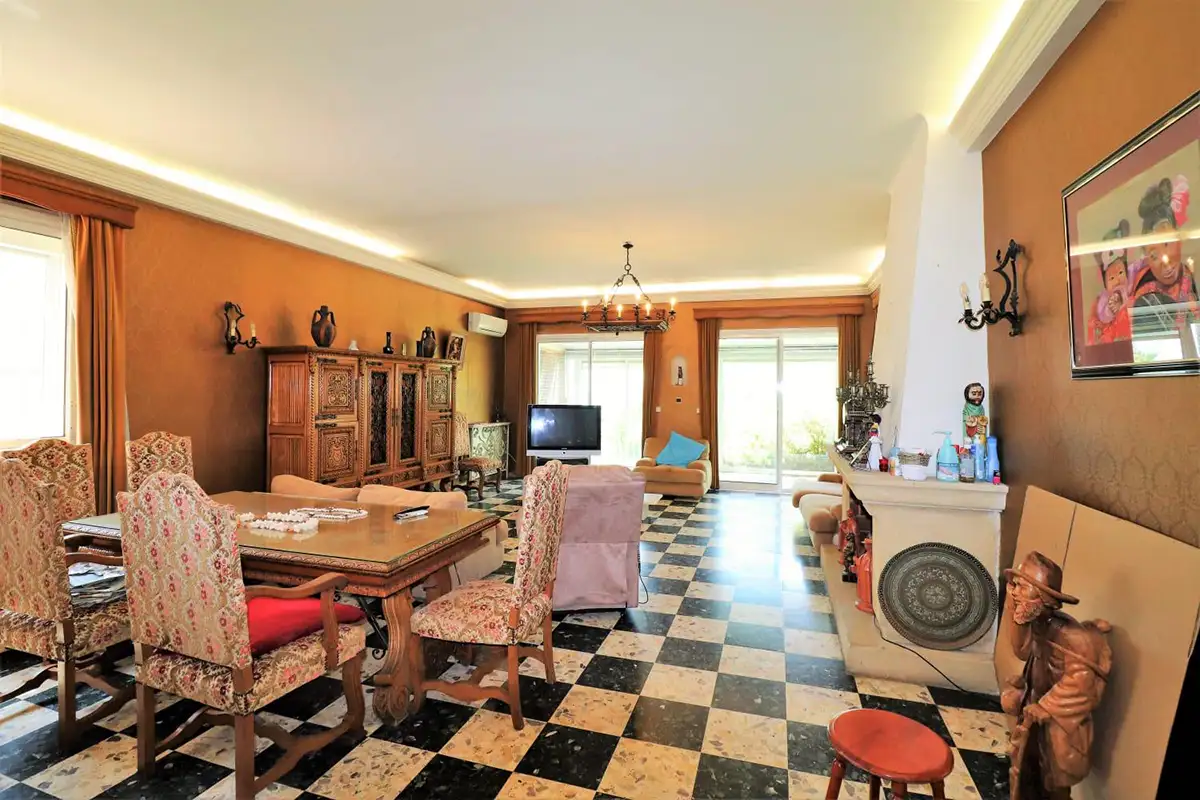 Salon intérieur avant rénovation avec décoration traditionnelle et mobilier d’époque dans la propriété La Villa L’Île Verte