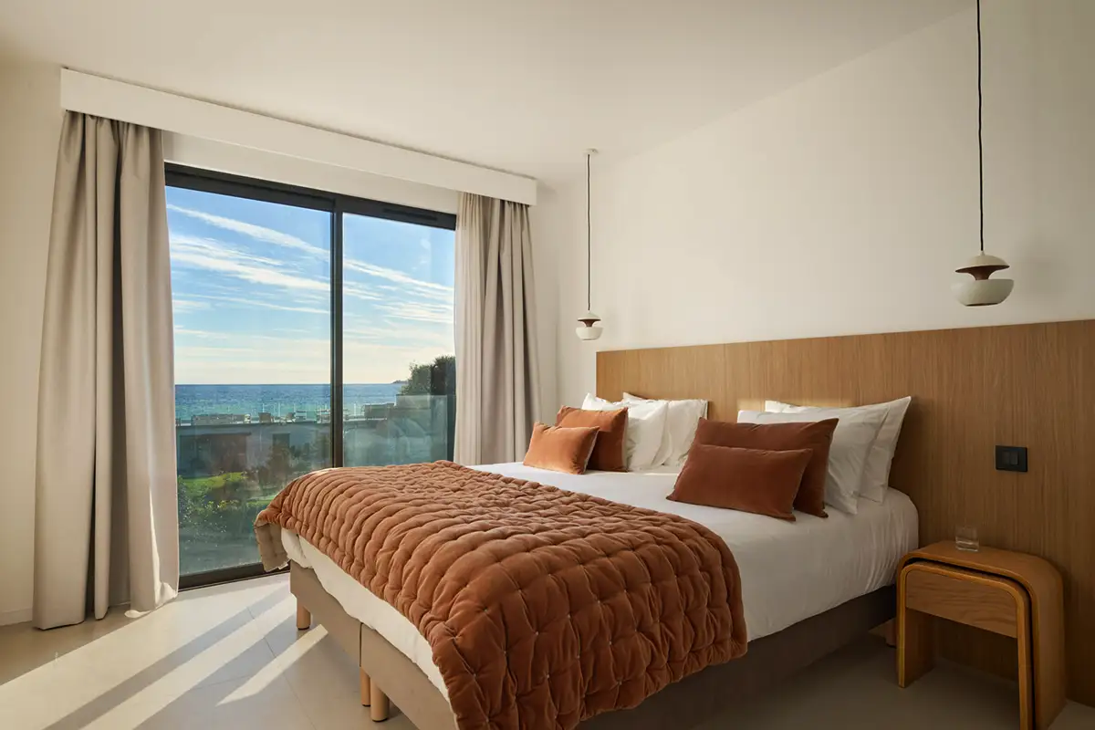Chambre élégante avec lit king size et baie vitrée ouvrant sur la vue mer – séjour de luxe à La Villa L’Île Verte à La Ciotat