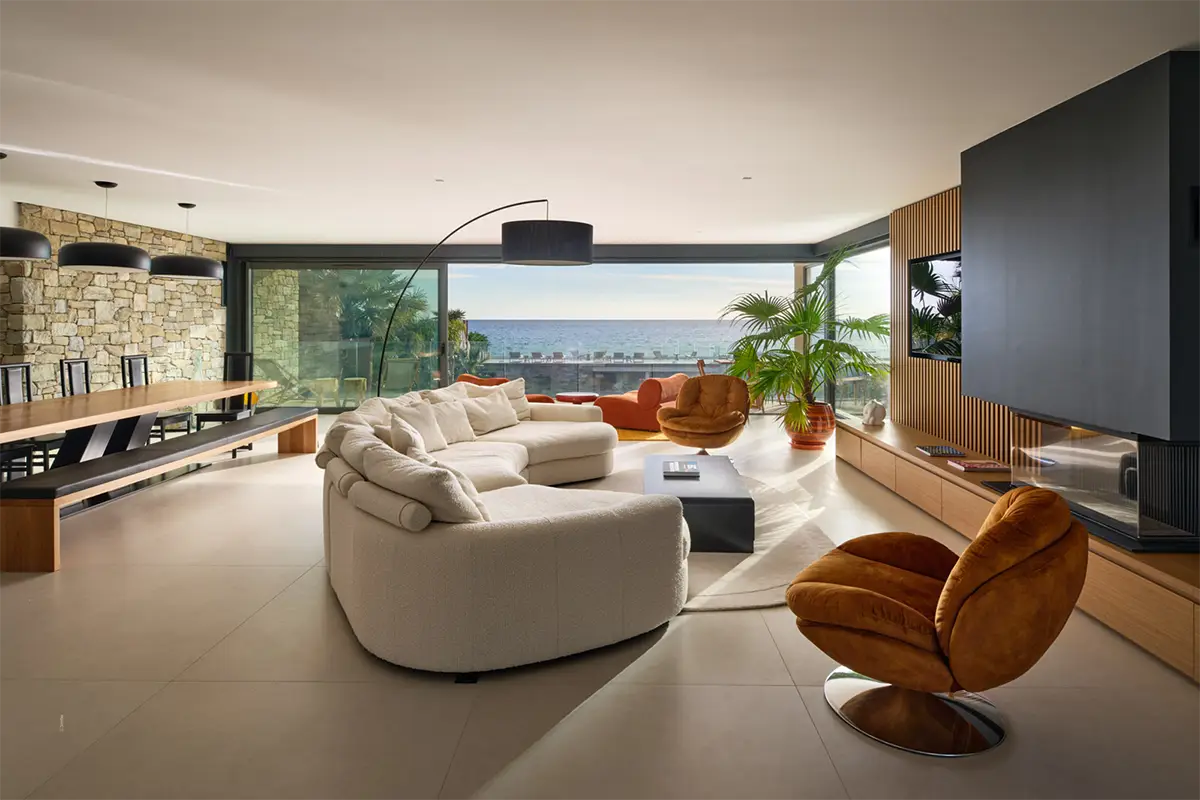 Salon panoramique contemporain avec canapé design et large baie vitrée face à la Méditerranée – La Villa L’Île Verte, villa de luxe à La Ciotat