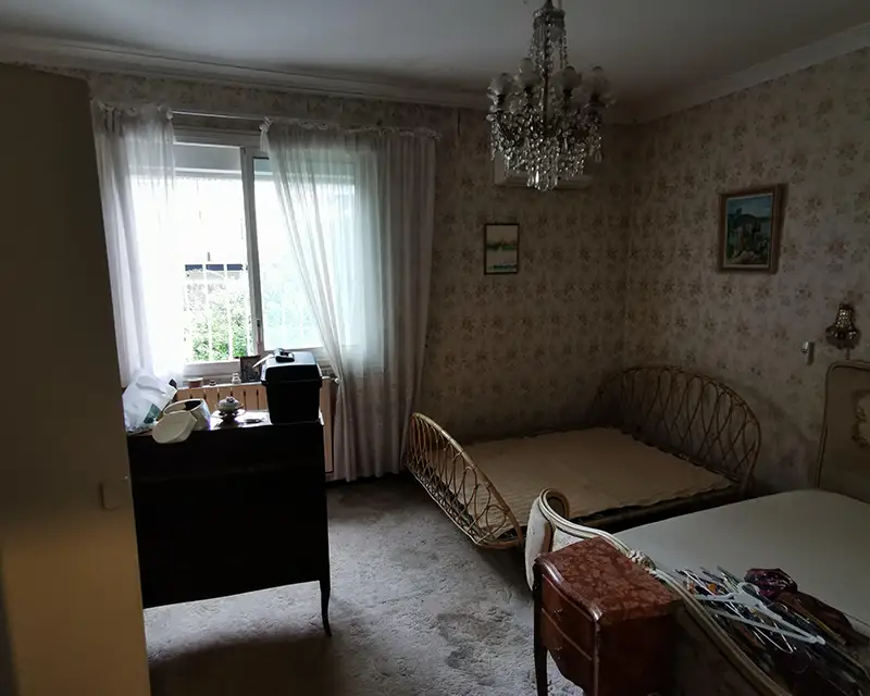 Chambre ancienne avec décoration d’époque avant rénovation haut de gamme de La Villa L’Île Verte