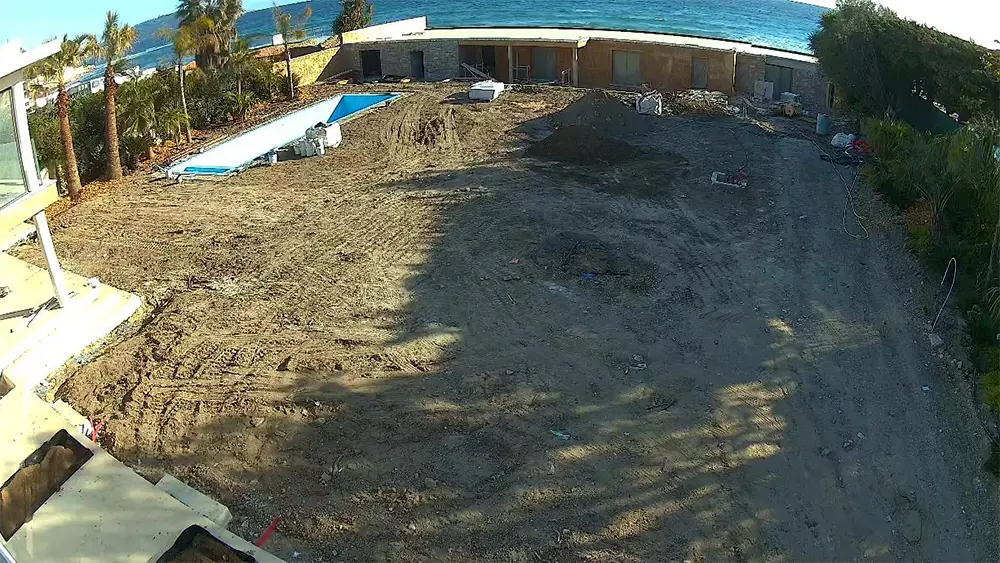 Terrain et façade de la propriété avant rénovation face à la mer – projet de transformation de La Villa L’Île Verte à La Ciotat