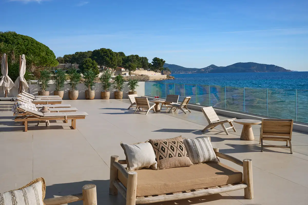 Grande terrasse solarium avec transats et vue panoramique sur la baie de La Ciotat depuis La Villa L’Île Verte