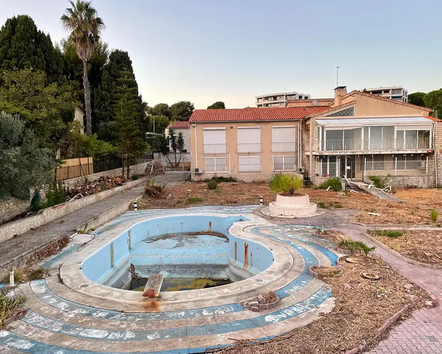 Ancienne piscine extérieure abandonnée avec jardin en friche avant rénovation complète de La Villa L’Île Verte à La Ciotat