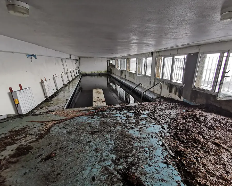 Ancien bassin intérieur dégradé avant transformation architecturale de La Villa L’Île Verte