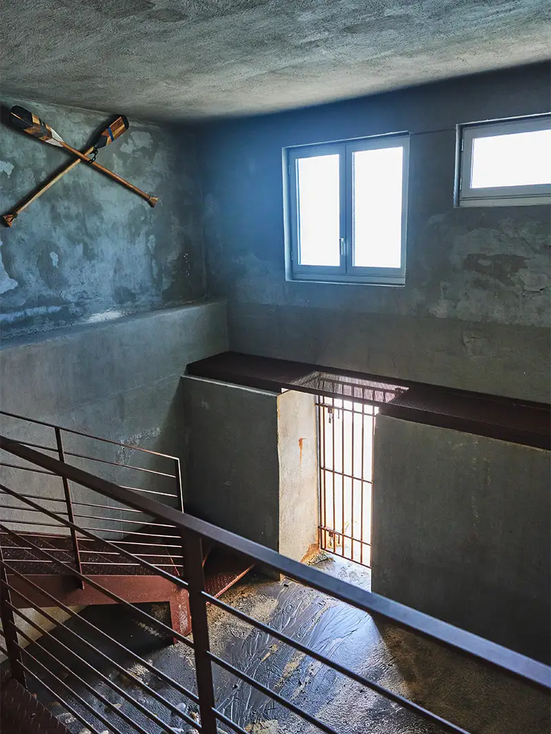 Escalier et espace intérieur brut avant rénovation – transformation architecturale de La Villa L’Île Verte face à la Méditerranée