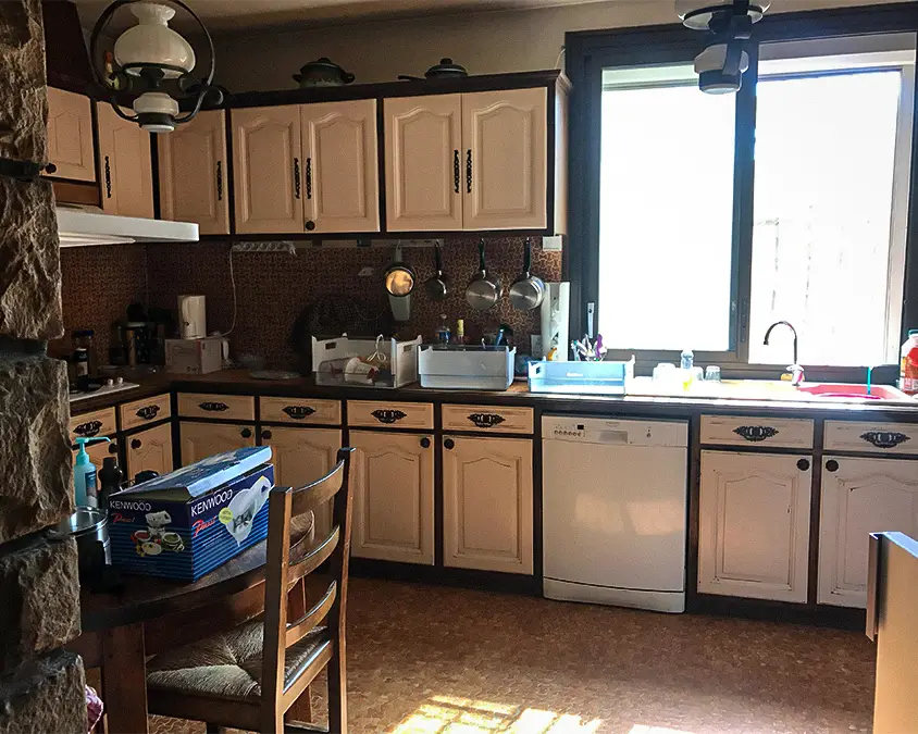 Cuisine d’origine avant transformation avec mobilier ancien dans la villa avant rénovation à La Ciotat
