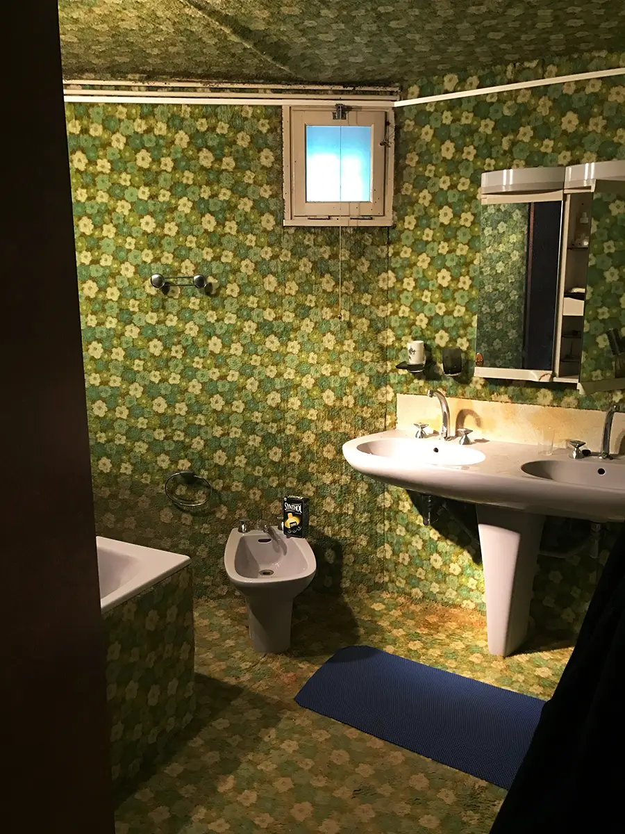 Salle de bain ancienne avec carrelage rétro avant rénovation complète de La Villa L’Île Verte