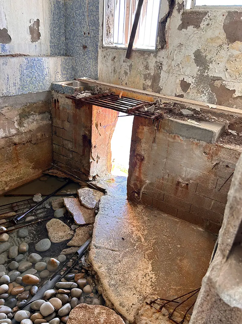 Ancien espace intérieur en état de dégradation avancée avant rénovation haut de gamme de La Villa L’Île Verte