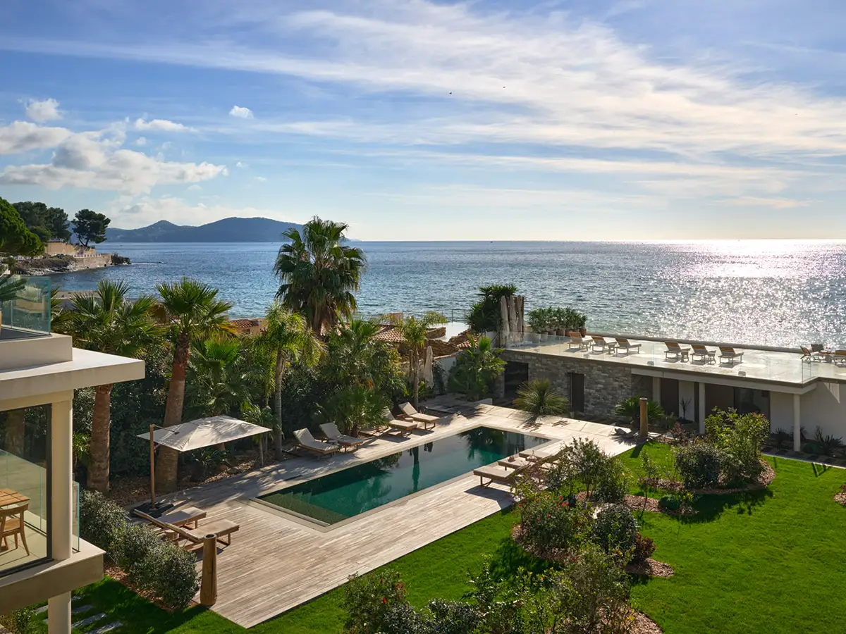 Piscine miroir rénovée entourée de jardin exotique et vue panoramique sur la Méditerranée à La Villa L’Île Verte